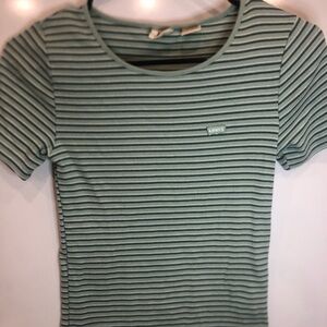 Levi’s cute crop top for teens